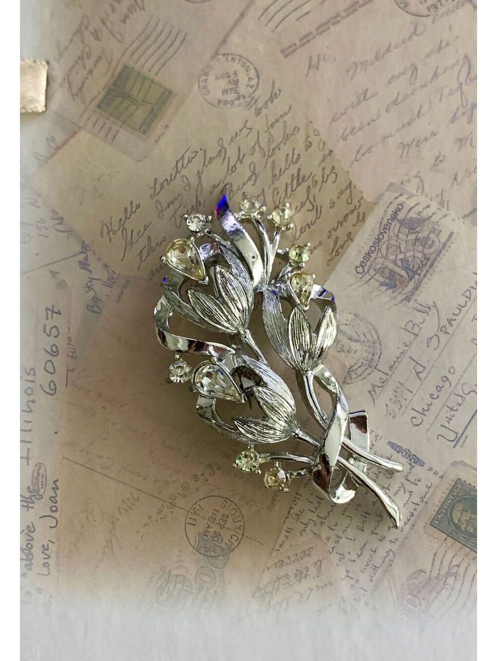 Vintage Elegant Silver Floral Brooch with Sparkling Rhinestones - Classic Style